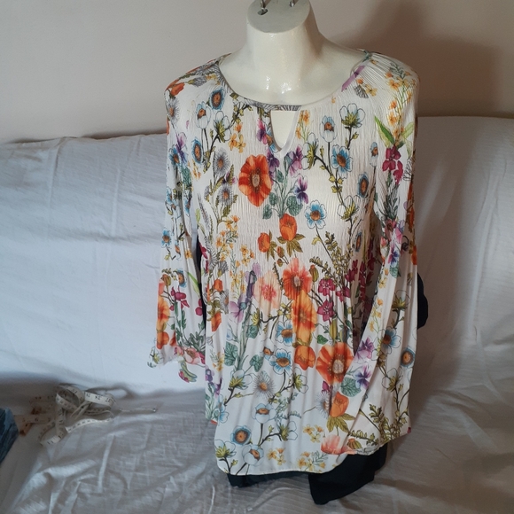 Charlie B New Beautiful Flowy Flower Blouse Tunic - Picture 10 of 16